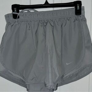 nike dry fit gray women’s size medium worn a couple of times.